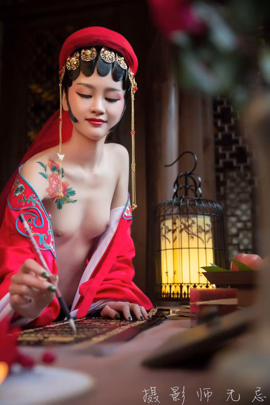 传统红装内衣显露丰满美臀翘臀线条